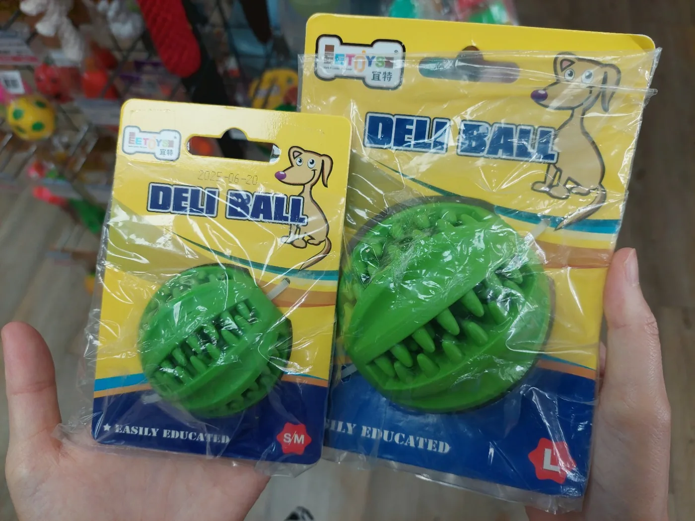 現場比較綠色 DELI BALL 漏食玩具 S/M 與 L 兩個尺寸