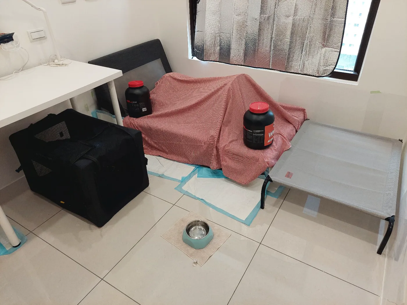 貴妃椅以布與乳清桶形成高低阻擋，行軍床放在右側靠牆