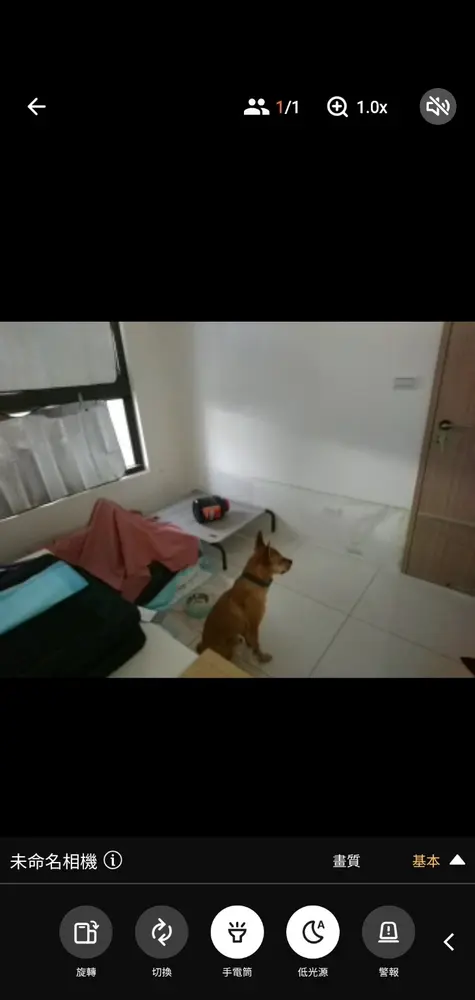 監視器畫面中的房間與志強。