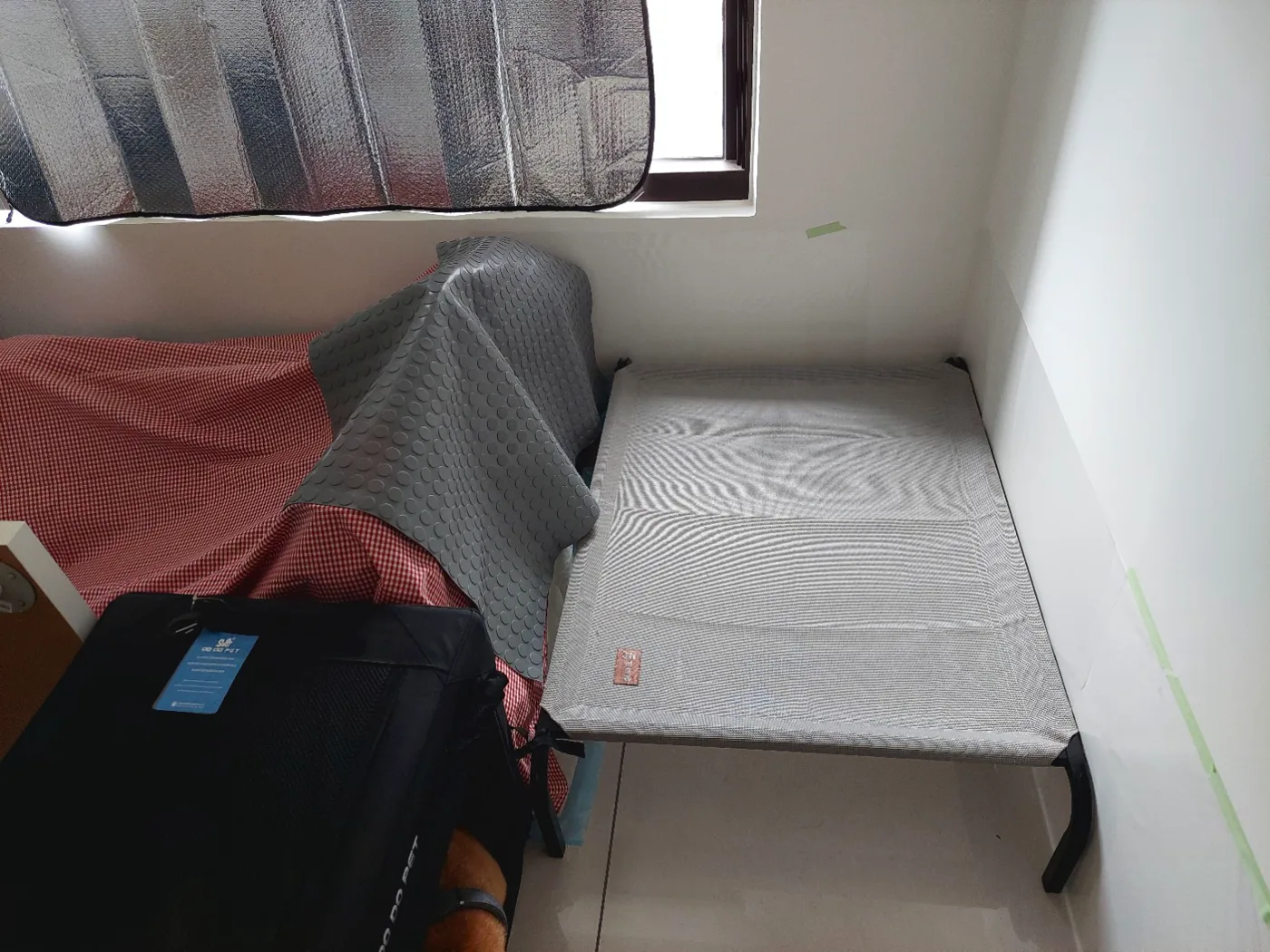 機車墊覆在貴妃椅一側、行軍床在旁的當時配置。