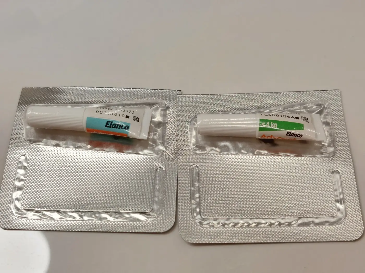 園區提供的兩支 Advocate 犬用滴劑,一支為 0.4 mL、一支為 1.0 mL